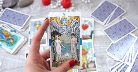Acessando os Detalhes Do Tarot: Naipes, Elementos e Verbos